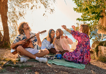 Fototapeta premium Group of friends having fun on the beach 