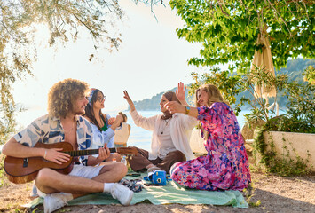 Fototapeta premium Group of friends having fun on the beach 