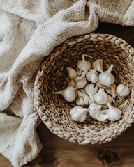 Obraz premium garlic in a basket