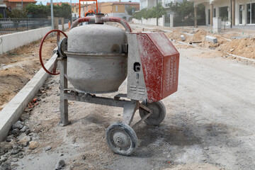 Betoneira em ação num canteiro de obras na preparação de concreto para construção de passeios...