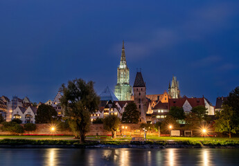 Fototapeta premium Blick auf das Ulmer Münster mit Donau bei Nacht, Ulm, Baden-Württemberg, Deutschland