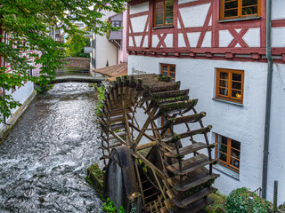 Wasserrad an einem alten Fachwerkhaus an der grossen Blau im Fischerviertel, Ulm,...