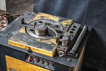 Bending machine for shaping metal products and reinforcement in an industrial workshop environment