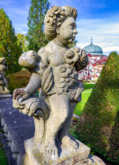 Obraz premium Fröhliche Steinskulpturen im Schlosspark Höhenried, Bernried, Bayern, Deutschland