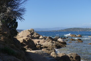 plage rocheuse paradisiaque de corse