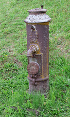 vieille fontaine oubliée dans un champ