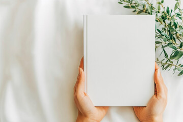 Obraz premium Minimalist book cover design with greenery for elegant presentations