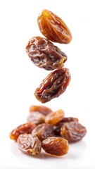 Obraz premium Falling raisins isolated on a white background.