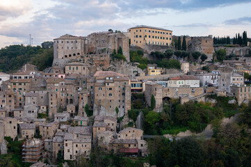 Obraz premium View of Sorano, an ancient medieval hill town composed of tuff stone over the Lente River. Etruscan town. Province Grosseto, Tuscany, Italy.