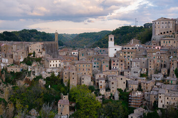 Obraz premium View of Sorano, an ancient medieval hill town composed of tuff stone over the Lente River. Etruscan town. Province Grosseto, Tuscany, Italy.