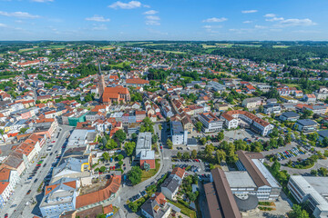 Obraz premium Eggenfelden, Wirtschaftszentrum des niederbayerischen Kreises Rottal-Inn im Luftbild
