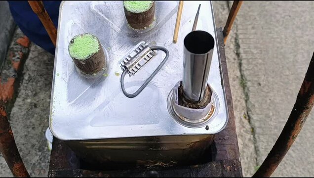 The process of making traditional Indonesian cakes that are popular in Java. These cakes are made from sticky rice filled with liquid brown sugar, then cooked using a bamboo mold called putu