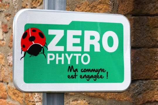 Pommiers, France - Juin 17, 2020: Panneau routier avec le label zero phyto dans le Beaujolais, France