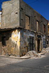 ancien bâtiment colonial en ruine dans la vieille ville de Saint Louis du Sénégal en Afrique de l'Ouest