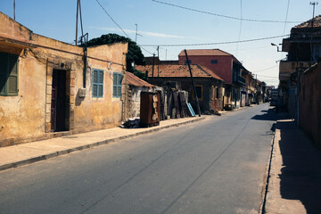 ancien b&acirc;timent colonial en ruine dans la vieille ville de Saint Louis du S&eacute;n&eacute;gal en Afrique de l'Ouest