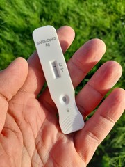 Persona in possesso di un risultato negativo per COVID-19 con kit di test