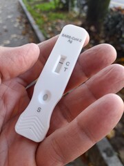 Persona in possesso di un risultato negativo per COVID-19 con kit di test
