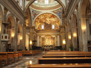 Fototapeta premium Interno chiesa in Umbria. Architettura religiosa.