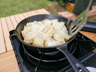 キャンプで作る餃子