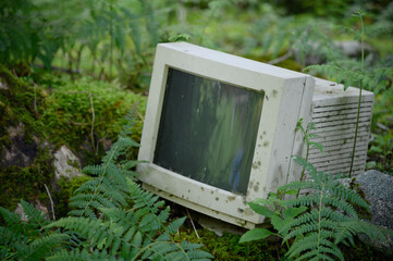 捨てられたパソコン