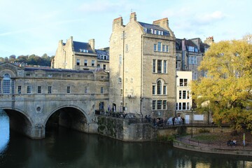 Obraz premium View of the canal from the Bridge in Autumn season. Bath, England. 