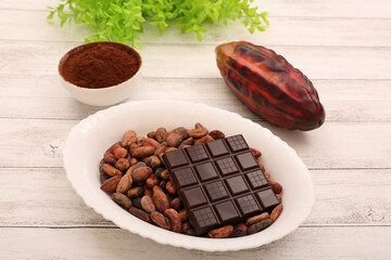 チョコレートとカカオビーンズ