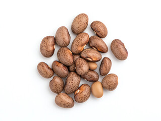 Obraz premium Brown speckled beans arranged on white background, showcasing their unique textures and colors. These beans are perfect for culinary uses and add rustic touch to dishes