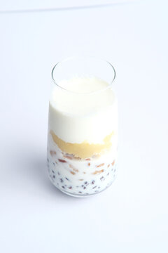 Che Chuoi- Banana tapioca pudding served in a glass.
