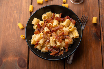 Pasta alla carbonara, cibo tradizionale della cucina romana, cibo italiano 