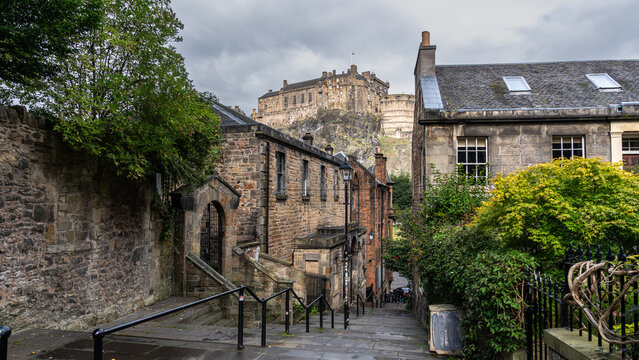 Blick vom Vennel auf die Burg in Edinburgh, Himmel ist bew&ouml;lkt