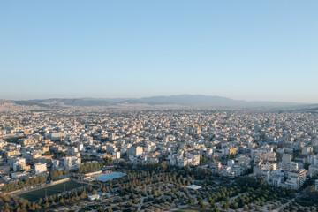 Obraz premium Aerial Panorama of Athens with Mountains, Park, and Cityscape
