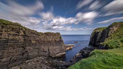K&uuml;stenlinie bei Castle Sinclair Girnigoe, Langzeitbelichtung der castle bay stone stacks im Sommer bei sch&ouml;nem Wetter