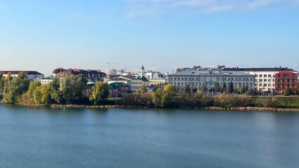 Obraz premium lake in the old town in autumn