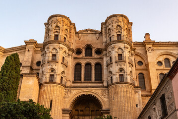 Obraz premium Vista de una de las fachadas de la Catedral de Málaga iluminada por el sol del atardecer