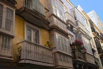 Façades d'immeubles avec des bow windows dans la ville de Cadix en Andalousie