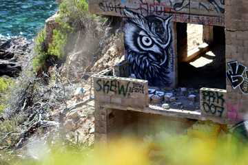 graffiti d'un hibou sur un mur d'un bâtiment en ruine