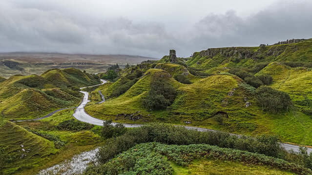 Blick auf die H&uuml;gel bei Fairy Glen auf der Isle of Skye, Wolken hinter dem Castle Ewen