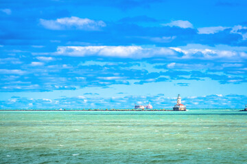 Fototapeta premium Michigan lake and Chicago Harbor Lighthouse view