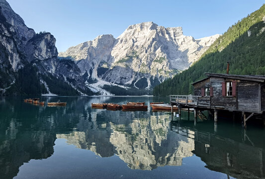 Beautiful mountain lake, Lago di Braies, Dolomiti, Alpi, baita nella natura