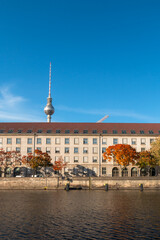 Berlin TV Tower across the Spree river in autumn © Andrea Kuipers