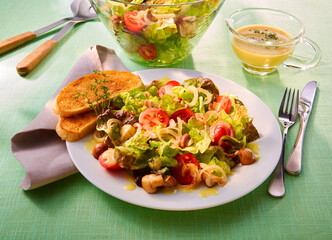 gemischter Salat, Salat mit Brot, Lunch, Tomaten, Pilze,