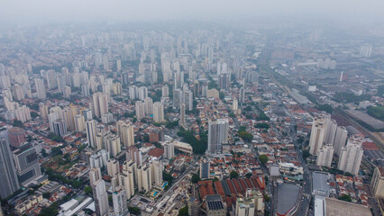 Fototapeta premium Visão aérea da cidade de São Paulo, SP, Brasil em um dia de neblina em 2024