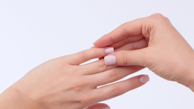 A woman has a wart on her little finger. Treatment of warts with liquid nitrogen.