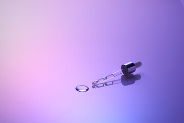 pipette mit tropfen auf  violetten hintergrund mit verlauf