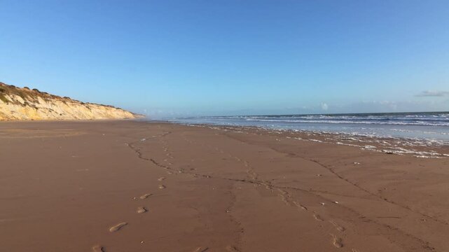 Cuesta Maneli beach is located in a very unique environment, the El Asperillo fossil dune system, located within the Do&ntilde;ana Natural Park between the towns of Matalasca&ntilde;as and Mazag&oacute;n.