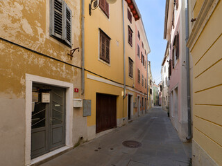 Obraz premium A narrow street in a town on the Adriatic Sea coast.