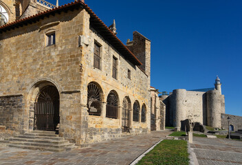 Obraz premium Santa María de la Asunción church and the castle - lighthouse in the beautiful village of Castro Urdiales in a sunny day. Cantabria, Spain.