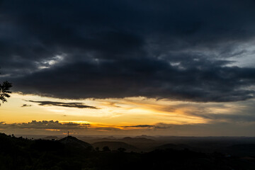 Obraz premium Beautiful sunset between mountains.Mountains of northern Brazil