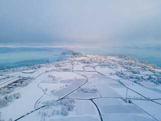 Luftaufnahme der Insel Reichenau mit Blick Richtung Konstanz über den Bodensee bei Winter mit...