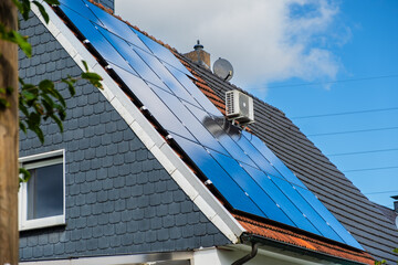 Solarpanele auf dem Dach eines Einfamilienhaus in Essen, Deutschland